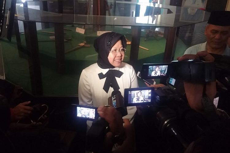 Risma diwawancara wartawan di Museum NU Surabaya.