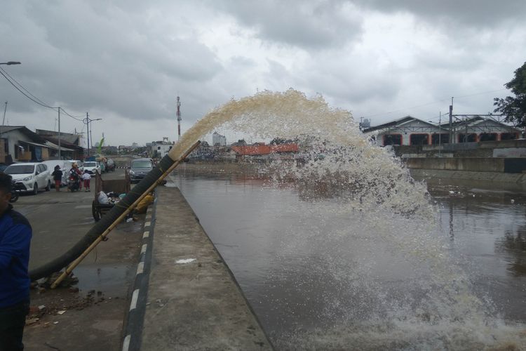 Petugas Tata Air Jaktim mulai siaga di Kampung Pulo, Jakarta Timur (5/2/2018)