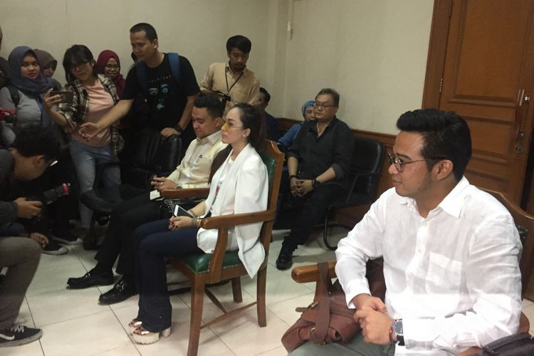 Roby Geisha dan istrinya, Cinta Ratu Nansya, di Pengadilan Agama Jakarta Selatan, Senin (12/3/2018). Keduanya menghadiri sidang cerai perdana.