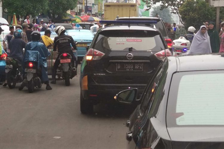 Rombongan Wakil Gubernur DKI Jakarta terjebak macet di Tanah Abang, Jakarta Pusat, Senin (23/4/2018).