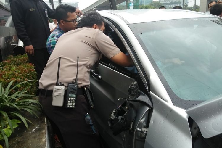 Mobil HRV yang ditabrak Kopaja P20 di Jalan HR Rasuna Said, Kuningan, Jakarta Selatan, rusak parah, Kamis (26/4/2018).