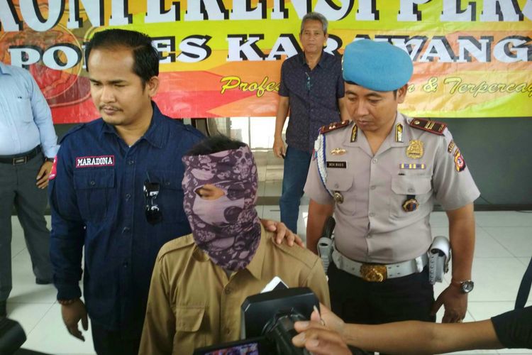 RM, seorang karyawan pabrik harus berurusan dengan polisi lantaran iseng membuat bom palsu untuk mengerjai kawannya. 