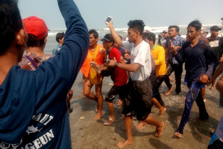 Sebuah kapal yang membawa rombongan dari Institut Pertanian Bogor (IPB) terbalik dan tenggelam di perairan Cikeruh Wetan 2, Kecamatan Cikeusik, Kabupaten Pandeglang, Banten.