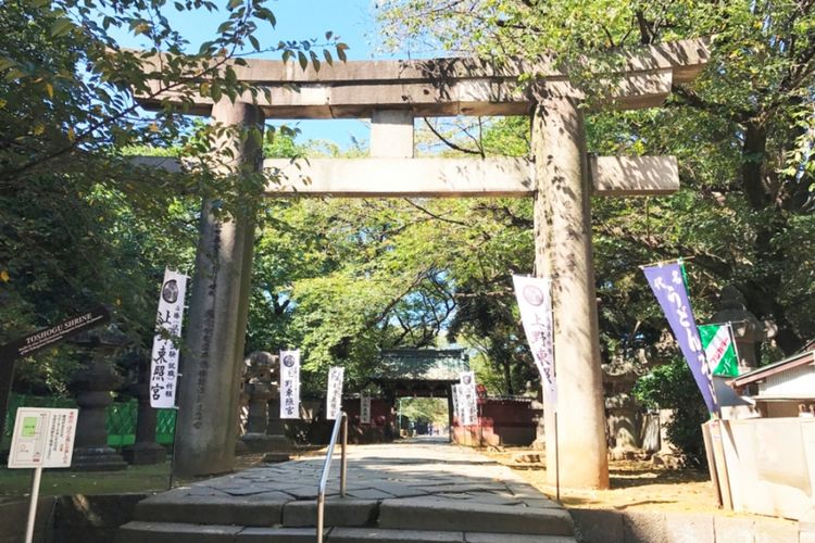 Ini adalah gerbang torii di area masuk menuju kuil.