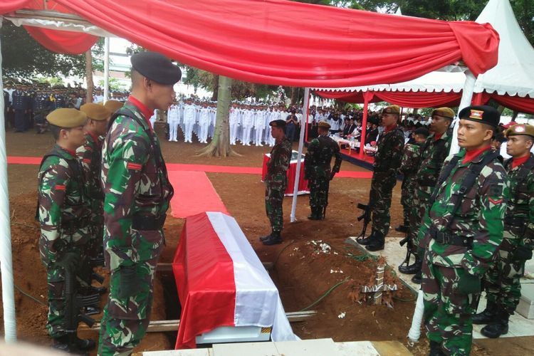 Pemindahan makam Almarhum Anthonius Gunawan Agung di Taman Makam Pahlawan (TMP) Panaikang,  Makassar,  Minggu (11/11/2018).