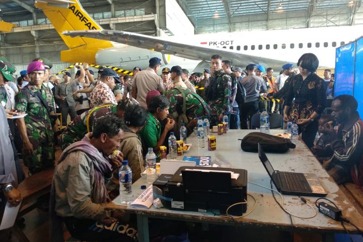 8 warga saat sudah berada di Hanggar Bandara Mozes Kilangin Papua setelah di evakuasi dari Distrik Mbua, Kabupaten Nduga, (Kamis 6/12/2018)