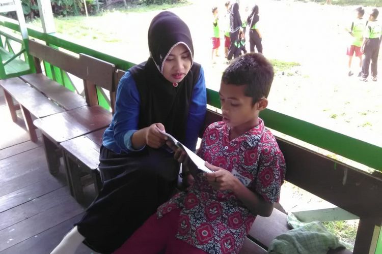 Elok Tri Lestari, Guru SDN 008 Baratan memberikan layanan khusus kepada anak diluar jam sekolah. Elok melalukan pendekatan khusus kepada anak, agar nyaman ketika mendapatkan pelajaran tambahan.