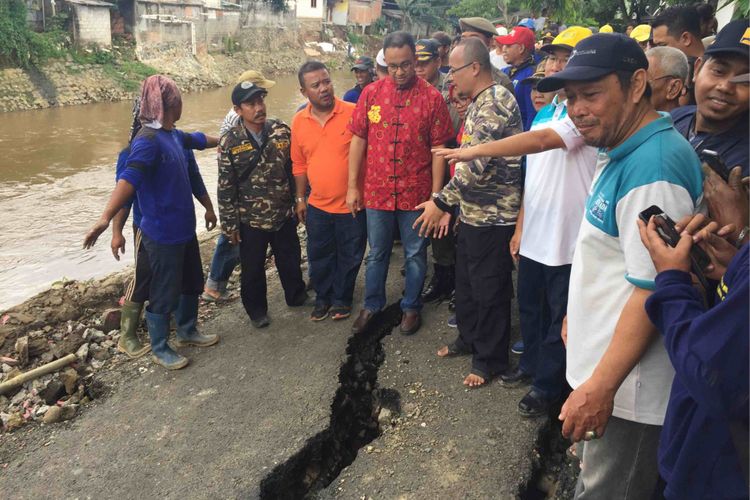 Gubernur DKI Jakarta Anies Baswedan mendatangi Kampung Berlan di Jakarta Timur. Anies meninjau perbaikan terhadap jalan yang ambles, Jumat (16/2/2018).
