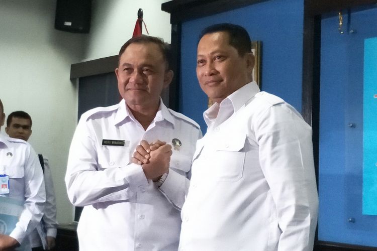 Kepala Badan Narkotika Nasional (BNN) Irjen (Pol) Heru Winarko (kiri) bersama Komjen Budi Waseso di Kantor BNN, Jakarta, Senin (5/3/2018)