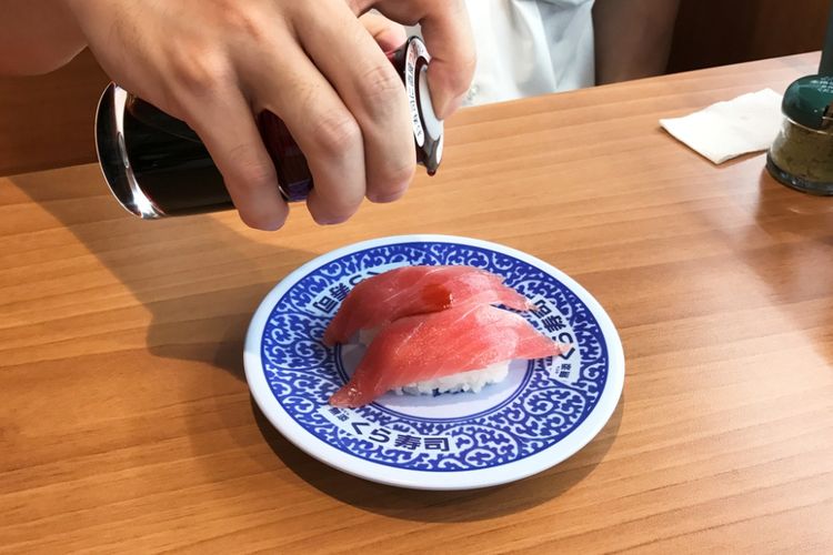 Anda boleh saja menuang kecap di atas sushi.
