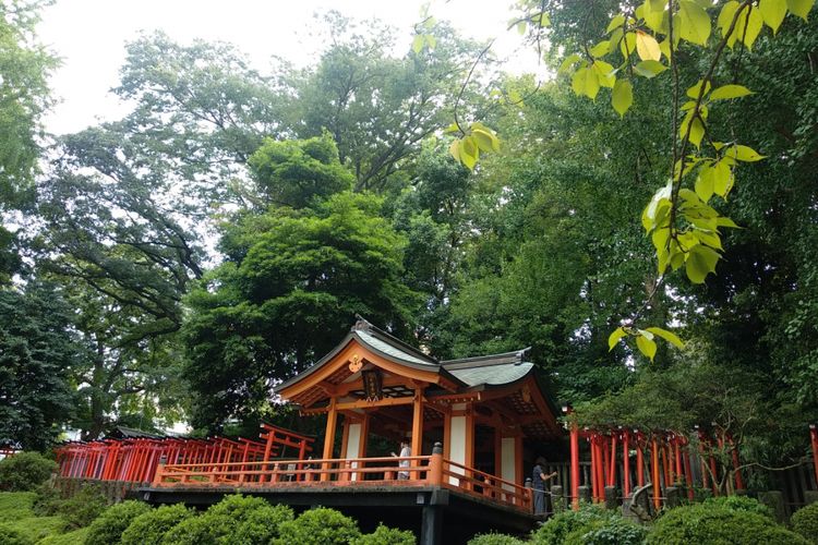 Salah satu bagian tempat ibadah yang ada di area Nezu Shrine di Tokyo, Jepang.