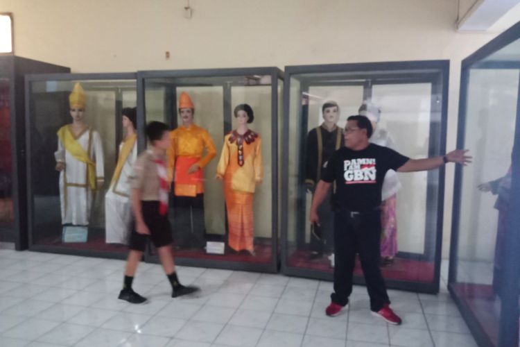 Wisatawan anak sekolah sedang dipandu berkunjung ke Museum Perjuangan Sulawesi Utara, Sabtu (31/8/2018).