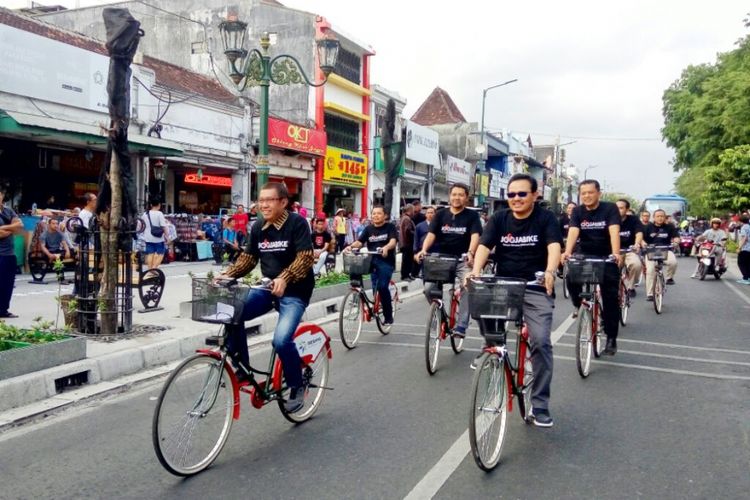 Walikota Yogyakarta, Haryadi Suyuti bersama Wakil Walikota Yogyakarta Heroe Poerwadi saat bersepeda di Malioboro dalam peluncuran Jogjabike(KOMPAS.com / Wijaya Kusuma) Artikel ini telah tayang di Kompas.com dengan judul 