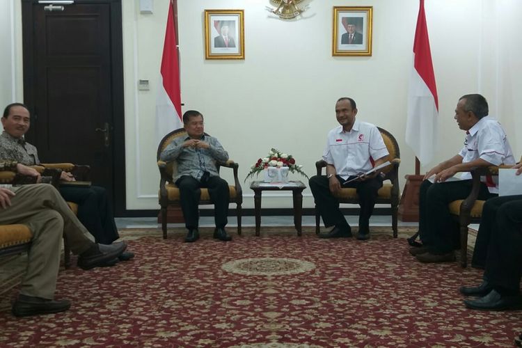 Wapres Jusuf Kalla menerima MER-C di Kantor Istana Wakil Presiden, Jakarta, Kamis (13/12/2018)