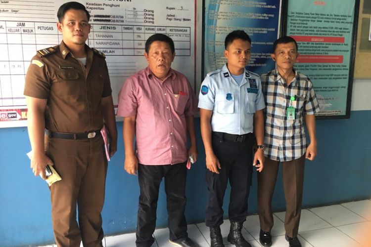 Jaksa dari Kejaksaan Negeri Samosir saat menerima tersangka dan barang bukti daei kepolisian, Rabu (23/1/2019).
