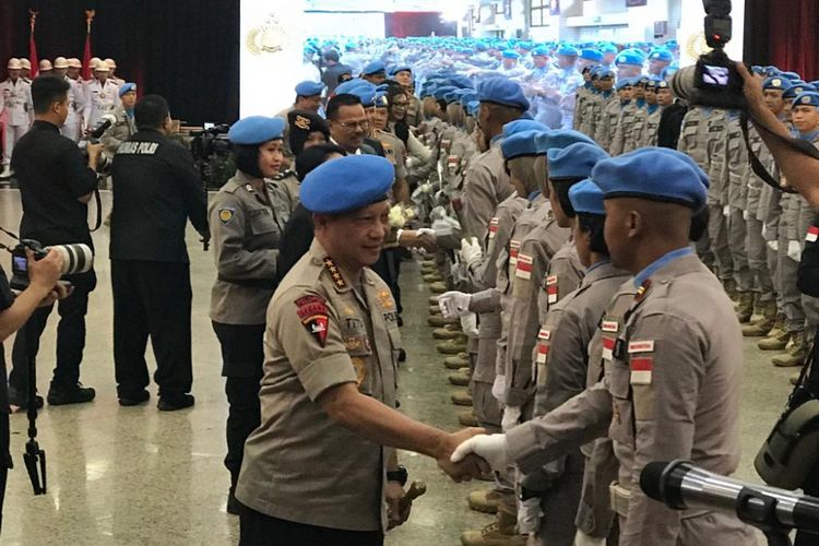 Kapolri Jenderal Pol Tito Karnavian saat melepas keberangkatan 322 personel Polri untuk misi kemanusiaan dan perdamaian Persatuan Bangsa-Bangsa (PBB), di Rupatama Mabes Polri, Jakarta Selatan, Kamis (14/2/2019).