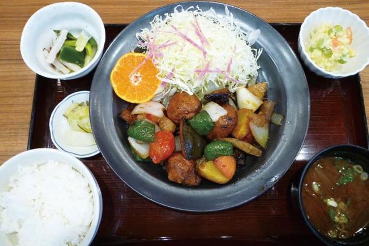 Chouzame (Sturgeon) Set (1.000 yen) merupakan set menu yang memberikan Anda rasa umami dari bakso ikan sturgeon dengan cuka.