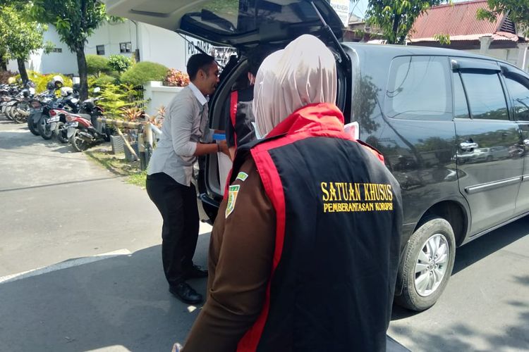 Penyidik Kejaksaan Tinggi Sulsel saat menggeledah kantor Perusahaan Daerah (PD) Parkir Makassar Raya di Jalan Hati Mulia Kecamatan Mariso, Makassar, Sulawesi Selatan, Rabu (8/5/2019).
