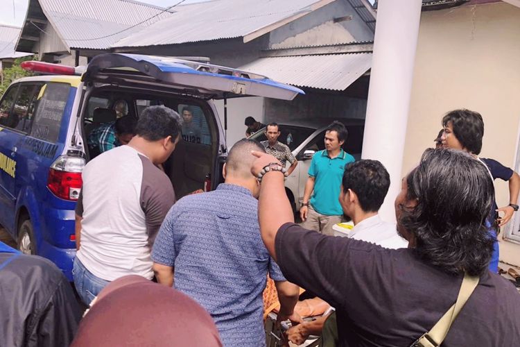 Jenazah Heni Darsita saat dibawa ke rumah sakit umum daerah (RSUD) Ketapang, Kalimantan Barat, Kamis (16/5/2019)