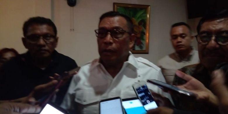 Gubernur Maluku terpilih Murad Ismail didampingi mantan wakil gubernur Maluku Zeth Sahuburua (kanan) dan Ketua DPD PDI-Perjuangan Maluku Edwin Huwae saat memberikan keterangan kepada wartawan di Ambon, Senin malam (25/3/2019) 