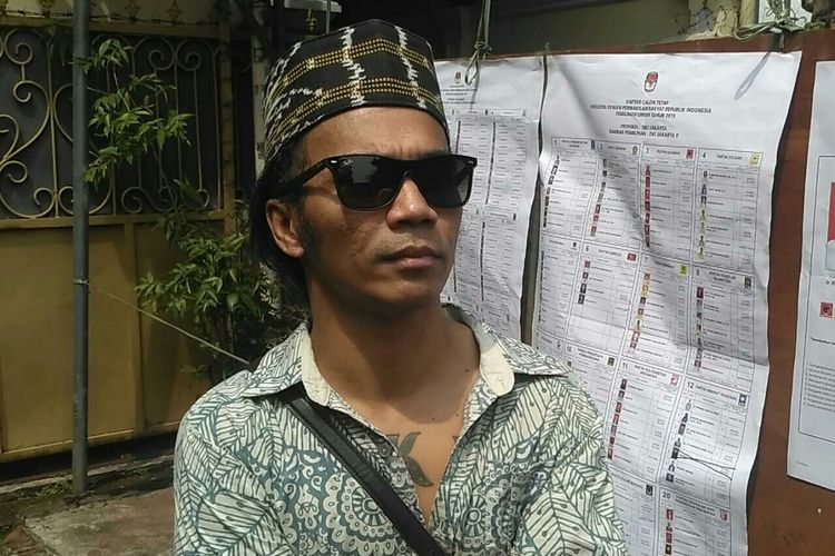 Kaka Slank usai melakukan pencoblosan di TPS 31, kawasan Potlot, Duren Tiga, Jakarta Selatan, Rabu (17/4/2019).