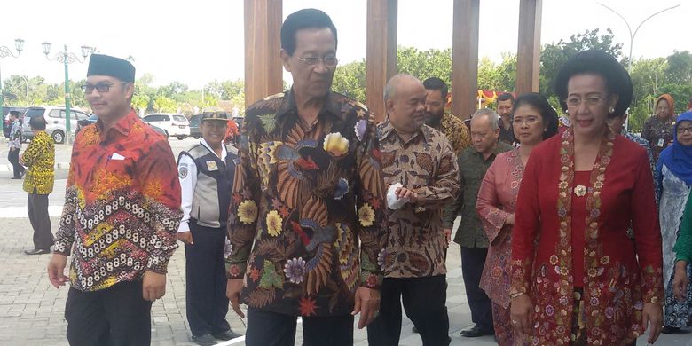 Gubernur DIY Sri Sultan HB X bersama dengan GKR Hemas dan Bupati Kulon Progo Hasto Wardoyo sesaat setelah menghadiri syawalan di Taman Budaya, Kulon Progo, DIY, Rabu (19/6/2019). 