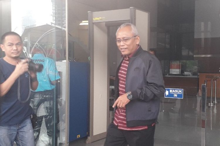 Anggota Komisi II DPR Arif Wibowo meninggalkan Gedug KPK setelah diperiksa terkait kasus korupsi e-KTP, Kamis (4/7/2019).