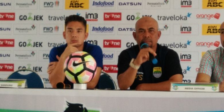 Caretaker Persib Herrie Setyawan bersama Kim Kurniawan saat menjalani sesi jumpa pers jelang laga kontra Persegres Gresik United, di Graha Persib, Jalan Sulanja, Sabtu (19/8/2017)