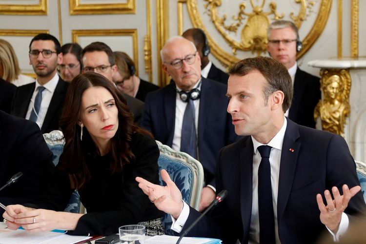 Presiden Perancis Emmanuel Macron (kanan) dan Perdana Menteri Selandia Baru Jacinda Ardern (kiri) menghadiri KTT di Paris, Perancis, Rabu (15/5/2019). (AFP/CHARLES PLATIAU)