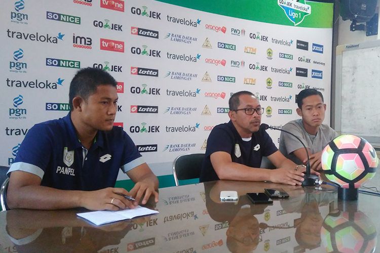 Pelatih Persela Lamongan Aji Santoso (tengah) dan Ahmad Birrul Walidain (kanan), jelang pertandingan menghadapi Persiba Balikpapan, Sabtu (4/11/2017). 