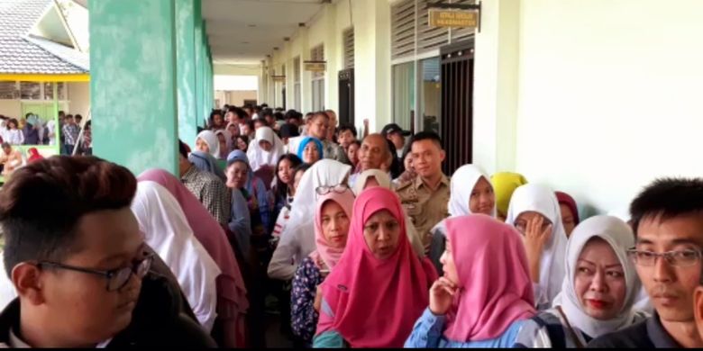 Ratusan orangtua siswa rela antre demi mendaftar di SMA Negeri 3 Pontianak, Kalimantan Barat, Senin (24/6/2019).