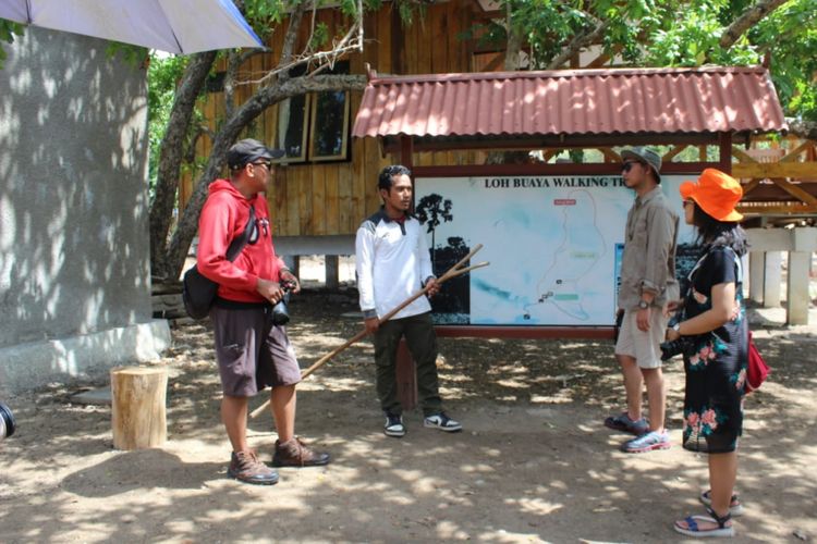 Pemenang Pegipegi Yuk! Jelajah Indonesiamu saat mengunjungi sarang komodo, di Taman Nasional Komodo, Manggarai, Nusa Tenggara Timur, Jumat (30/11/2018).
