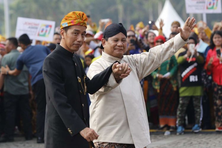 Capres urut 1 Joko Widodo dan nomor urut 2 Prabowo Subianto berjalan bersama pada Deklarasi Kampanye Damai dan Berintegritas di Kawasan Monas, Jakarta, Minggu (23/9/2018). Deklarasi tersebut bertujuan untuk memerangi hoaks, ujaran kebencian dan politisasi SARA agar terciptanya suasana damai selama penyelenggaraan Pilpres 2019.