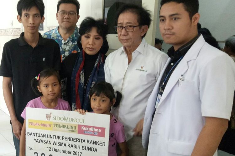 Direktur Sido Muncul Irwan Hidayat menyerahkan bantuan secara simbolis kepada tiga anak dari Ibu Intan (penderita kanker) dan didampingi oleh Ketua Yayasan Wisma Kasih Bunda Anne Avantie di RS Elisabeth Semarang, Selasa (12/12/2017).