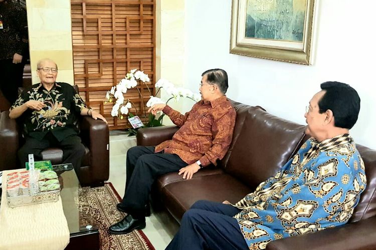 Wakil Presiden Jusuf Kalla beserta Gubernur DI Yogyakarta bersilaturahim ke rumah Buya Syafii Maarif