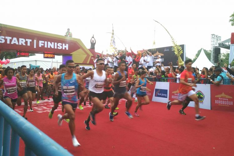 Ribuan peserta Bank Jateng Borobudur Marathon (BJBM) 2017 start pukul 05.00 WIB, di Candi Borobudur,  Magelang, Minggu (19/11/2017).