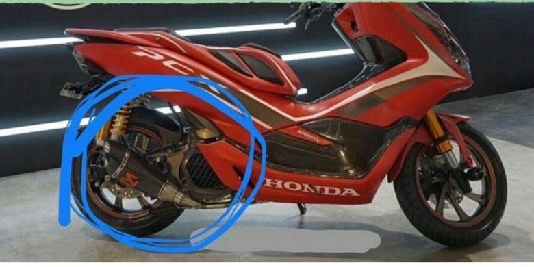 Salah satu Honda Al New PCX versi modifikasi yang menggunakan knalpot racing palsu berlogo Akrapovic saat peluncuran beberapa waktu lalu.