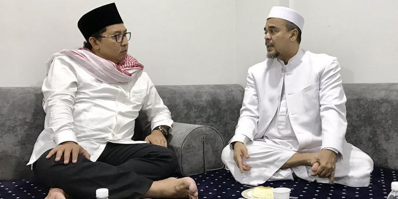 Wakil Ketua DPR RI Fadli Zon bersantap malam dengan Rizieq Syihab di sela-sela kunjungan ke Mekah meninjau persiapan haji Indonesia, Jakarta, Selasa (22/8/2017).