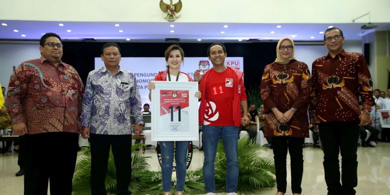 Ketua Umum Partai Solidaritas Indonesia (PSI) Grace Natalie (ketiga dari kiri) menunjukkan nomor urut 11 saat Pengambilan Nomor Urut Partai Politik untuk Pemilu 2019 di Gedung Komisi Pemilihan Umum (KPU), Minggu (18/2/2018). Empatbelas partai politik (parpol) nasional dan empat partai politik lokal Aceh lolos verifikasi faktual untuk mengikuti Pemilu 2019.