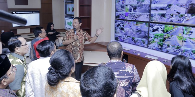 Wali Kota Semarang Hendrar Prihadi memberikan penjelasan monitor CCTV kondisi lalu lintas Kota Semarang kepada Anggota Komisi II DPR RI di Situasi Room, Jumat (31/08/2018).