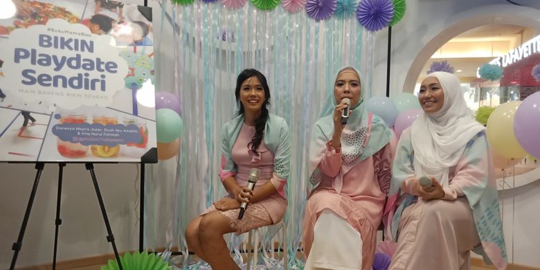 Danesya Mayra Juzar, Dyah Ayu Amallia dan Irna Nurul Fatimah, penulis buku #Buku Mama Bisa: Bikin Playdate Sendiri yang juga penulis pada blog @productivemamas dalam konferensi pers peluncuran bukunya di Pacific Place Mall, Jakarta, Selasa (13/11/2018).