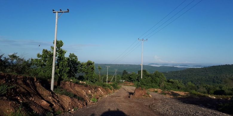 Tiang listrik berada di tengah badan jalan, ganggu pembangunan jalan Sabuk Merah Perbatasan di Kabupaten Belu, NTT. 