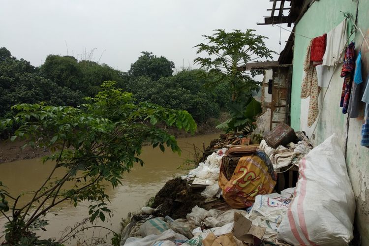 Kondisi rumah warga di Teluk Pucung, Bekasi, yang berbatasan dengan Kali Bekasi, Kamis (1/3/2018). Warga setiap saat khawatir longsor susulan akan meleyapkan rumah mereka.