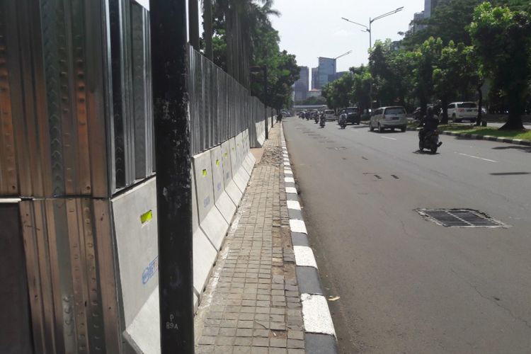 Trotoar di depan Gelor Bung Karno yang menyempit akibat proyek revitalisasi Gelora Bung Karno, Rabu (7/3/2018).