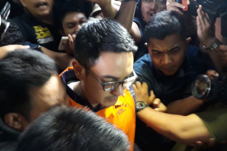 Gubernur Jambi Zumi Zola mengenakan rompi tahanan seusai diperiksa di gedung KPK Jakarta, Senin (9/4/2018).