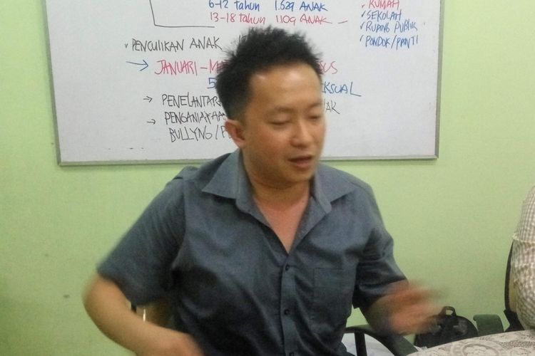 Jonatahan, ayah dari WD (2) yang terlibat insiden di taman bermain Mal Kelapa Gading saat di Kantor Komnas Perlindungan Anak, Jakarta Selatan, Senin (30/4/2018).