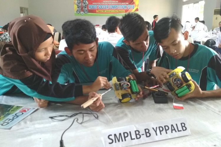 Empat remaja dari SMPLB B YPPLAB Kota Magelang saat mengikuti kompetisi Robot Sepakbola tingkat SMP se-Kota Magelang, Rabu (25/7/2018).