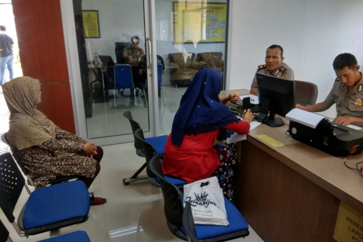 Fitriani (32) melaporkan hilangnya Sofyan, sopir taksi online di Palembang, di Polda Sumsel, Selasa (30/10/2018). Sofyan putus kontak dengan istrinya usai mengantar penumpang ke bandara, Senin (29/10/2018).