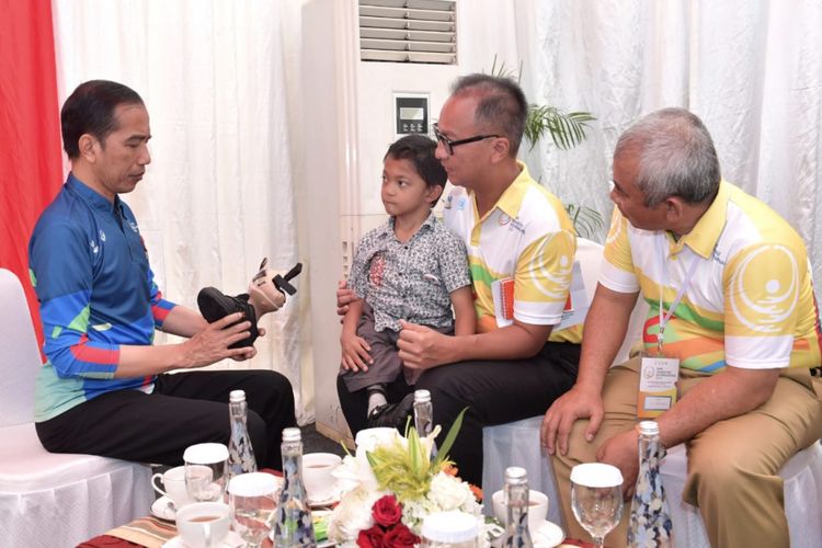Presiden Joko Widodo bertemu Mukhlis Abdul Holik, bocah delapan tahun penyandang disabilitas asal Sukabumi, di Hari Penyandang Disabilitas 2018 di Bekasi, Jawa Barat, Senin (3/11/2018).