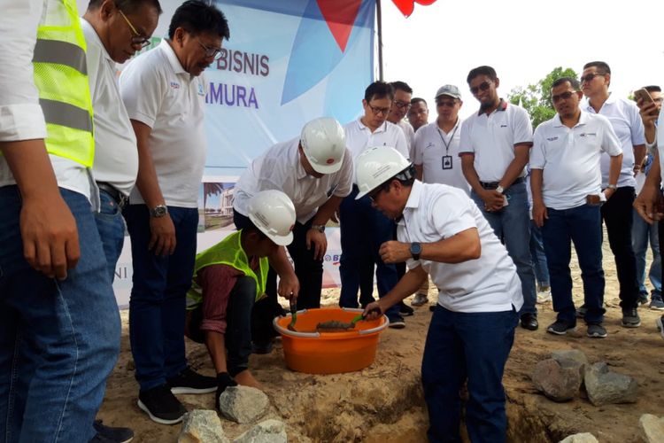 Deputi Infrastruktur dan Bisnis Kementrian BUMN Hamra Samal bersama sejumlah pimpinan BUMN saat melakukan peletakan batu pertama pembangunan gedung inkubator bisnis di Universitas Pattimura Ambon, Jumat (21/12/2018). 